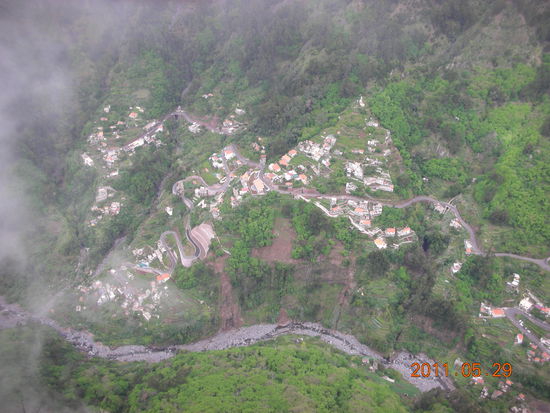 Den gesamten Talkessel konnten wir nicht sehen,
aber wenigstens den Ort unter uns.
