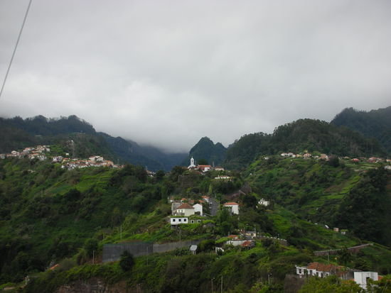 Oberhalb von Faial eine kleine Ortschaft unbekannten Namens.
Dort oben aus dem Nebel sind wir hinab ins Sichtbare gefahren.