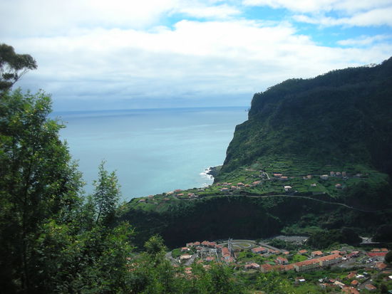 auf das Städtchen Faial sowie