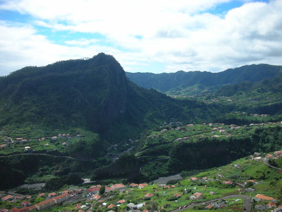 auf das Hinterland, mit dem Adlerfelsen "Penha de Aguia" vorweg.