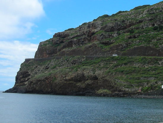 Hinter dieser Felsformation befindet sich der
Flughafen bzw. die Startbahn.
