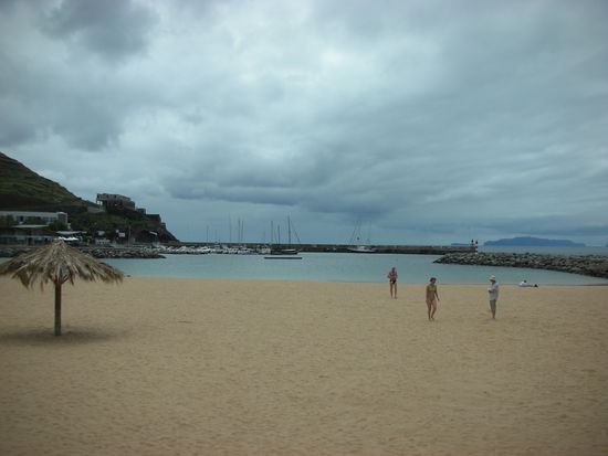 Der künstlich angelegte Sandstrand