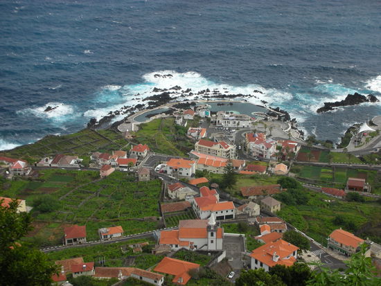 Porto Moniz mit seinen Meerwasserschwimmbecken,
Sichtweise von oben nach unten