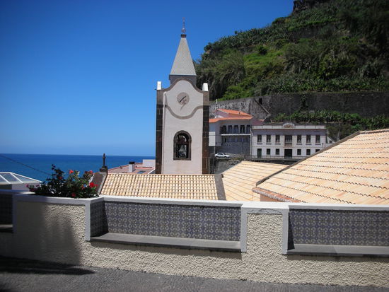 Ponta do Sol. Ein kleiner hübscher Ort am Meer.
Eingerahmt von kantigen Felsen.
