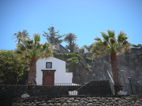 Oberhalb der Kapelle auf dem Felsen, eine
ebenfalls hochgepriesene Hotelanlage in Ponta do Sol.
