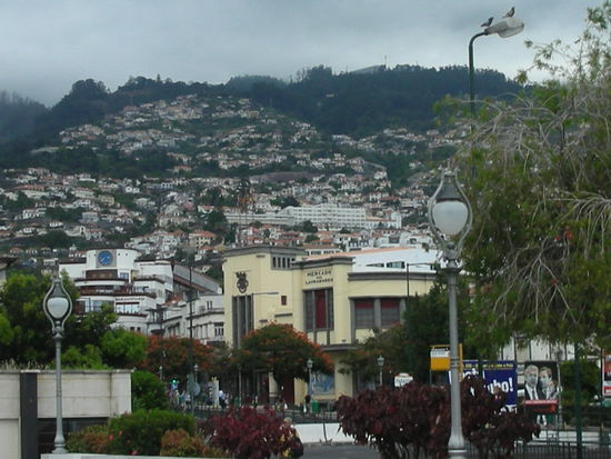 Die Markthalle, der gelbe Bau im Vordergrund