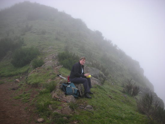 Rast unterhalb des Gipfels,  nur wir zwei und Tupper.