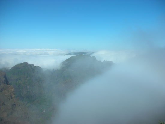 Ab und an öffnete sich für kurze Zeit die Wolkendecke
und gab Ausschnitte der Bergwelt frei.