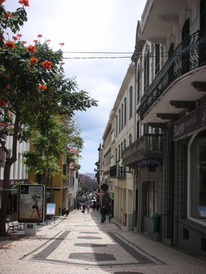 Sehenswert sind nicht nur in dieser Stadt die Pflasterungen der Fußgängerbereiche. Jede Gasse, jede Passage hat ein anderes Muster. Hierzu mehr, in einem noch folgenden Kapitel.