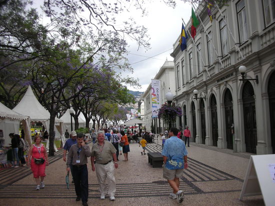 Flaniermeile mit vielen Cafes, kleinen Geschäften,
aber auch größeren Einkaufspassagen.
Selbst in den Nebenstraßen und Gassen:
Boutiquen, Restaurante, Cafes etc.