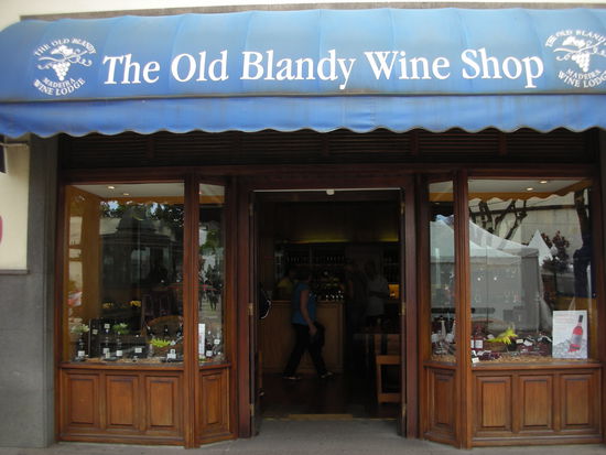 Der Madeira Wein schmeckt eher wie ein Sherry.
Hat ca. 20% Vol. und wird auch wie ein Sherry aus
eben genannten Gläsern getrunken.