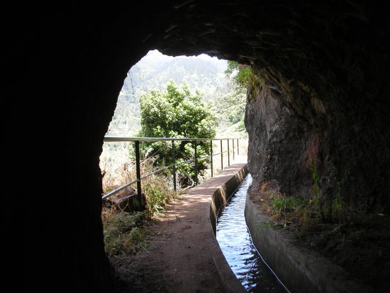 Die meisten Levadas weisen Tunnels auf,
durch einige läuft man 20-30 Minuten.
Dieser hier war nur ca. 100 Meter lang.