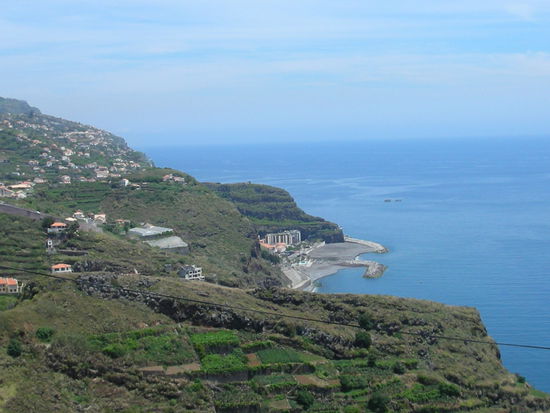 Dort unten ist Ribeira Brava, unser Zielort.