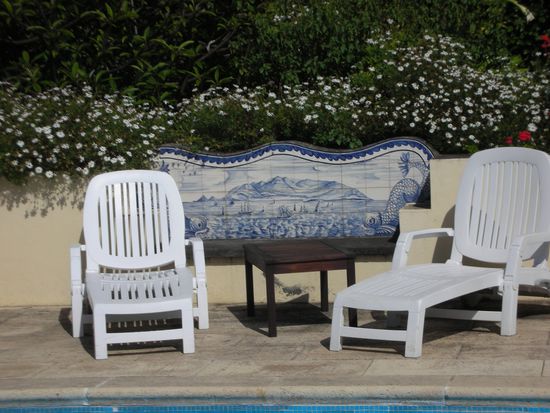 Stilleben
Wir sehen im Hintergrund ein Kachelbild = ein Azulejo.
Ein auf Madeira im Stadtbild und an öffentlichen Monumenten
häufig zu sehendes Element der Fassadengestaltung.