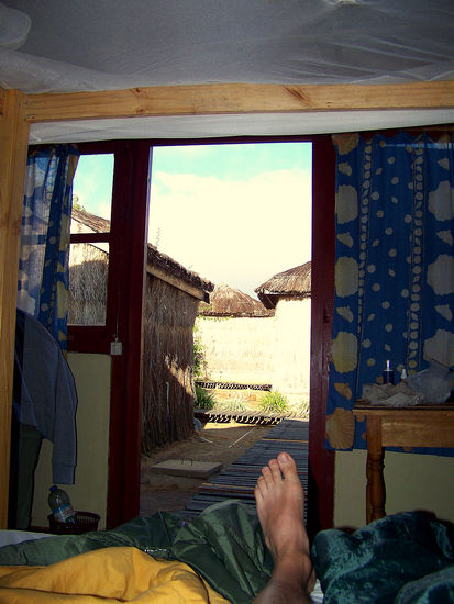 Das Kind spielt im Bett