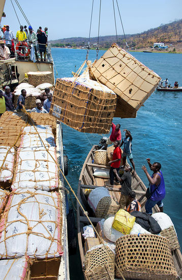 Verladearbeiten auf dem See