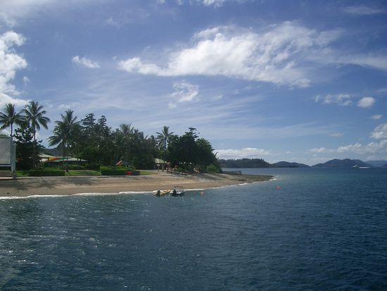 Auf dem Weg zum Reef.... Vorbei an kleinen Inseln mit wenigen Bewohnern...