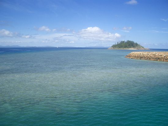 Im Vordergrund dieses Bildes koennt ihr (unter Wasser) ein Reefgebilde erkennen. Hinten eine sehr kleine Insel...