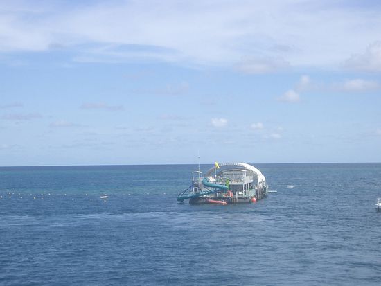 und zu dieser Station fuhren wir. Wir dokten an und verbrachten denn ganzen restlichen Tag auf dieser Plattform...