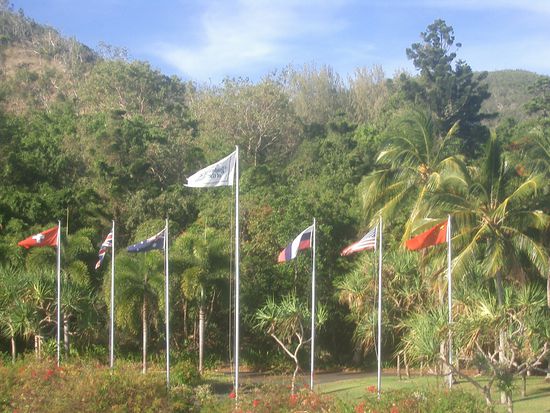7 Flaggen auf der Insel... Australien, England, Russland, USA, China und die Schweiz... keine Ahnung was die gute alte Schweizer Fahne da verloren hat... 