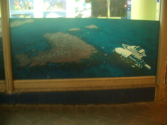 Und das ist ein Bild von einem Schaufenster... Kenn ihr dieses Herz. Das ist ein Reef in Australien.. und genau dort war ich! Siehe Boot.... Leider war eine Aufnahme von oben nur bedingt moeglich. Mit dem Helikopter welches 300 $ kosten wuerde.. Nicht mit mir !!!