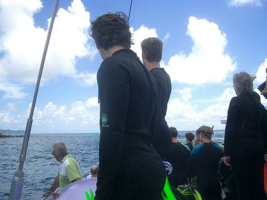 Zwischenstopp auf dem Weg an unser Ziel... Hier durften wir auf offenem Meer schnorcheln gehen.. Damit Ihr sieht dass nicht nur ich sondern auch viele andere Leute ins Meer sprangen...