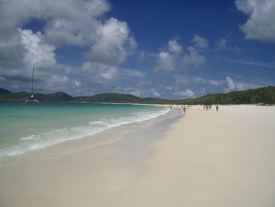 Wunderschoen... das Wetter spielte vollkommen mit. Gestern waren die Prognosen noch sehr schlecht. Sturm und Regen, doch der Tag war fantastisch. Bewoelkt, praechtig fuer eine Segelregatta...