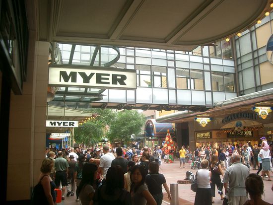 Die Pitt Street Mall... Hier ist die Haupteinkaufsstrasse in Sydney.. Tausende von Leute... wirklich recht viele Menschen...