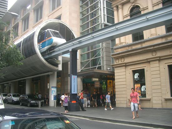 Soviele, dass man sie unterirdisch und auch ueber den Koepfen transportieren muss...