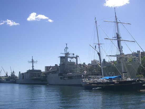 Der Marine Hafen von Sydney. Kriegsschiffe der Australischen Armee...