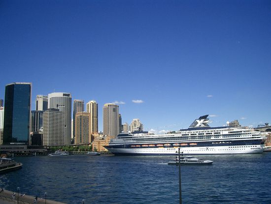 Riesen Schiff am Hafen von Sydney, am Circuale Square...oder so...