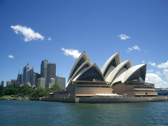 und von vorne mit der Skyline im Hintergrund...