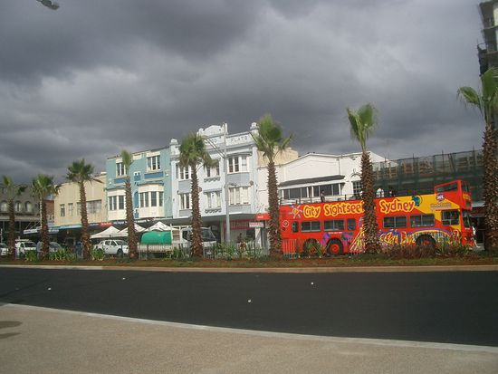 In der Nacht regenete es... Die Wolken sind sich am verziehen... Und der City Sights Bus.