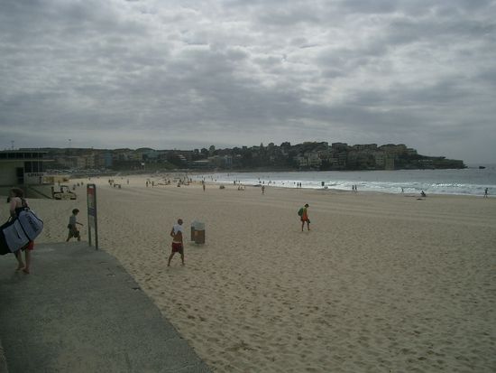 Ich muss sagen, ich weiss nicht wieso der so bekannt ist und es soviel Menschen nach Bondi Beach zieht... da gibts es andere Straende in Sydney, die einiges schoener und groesser sind...