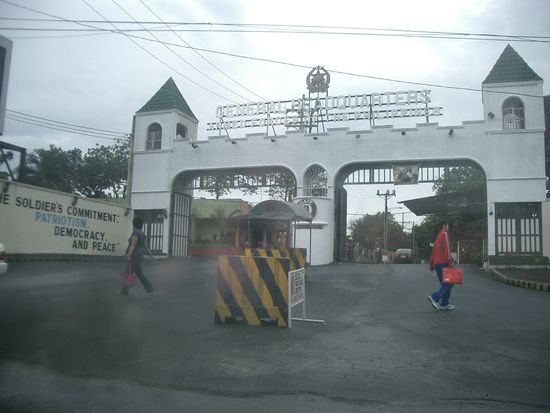 Hier konnte ich ein Foto vom Tor der Army knipsen. Was wuerden diese wohl machen wenn sie mich erwischt haetten...