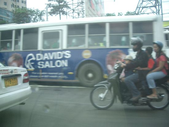 Das ist ein sehr uebliches Bild... Tochter, Vater, Sohn und Frau auf einem Toeffli...