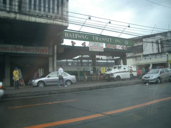 Ein gepanzertes Fahrzeug... Ungefaehrlich ists wohl in Manila nicht...