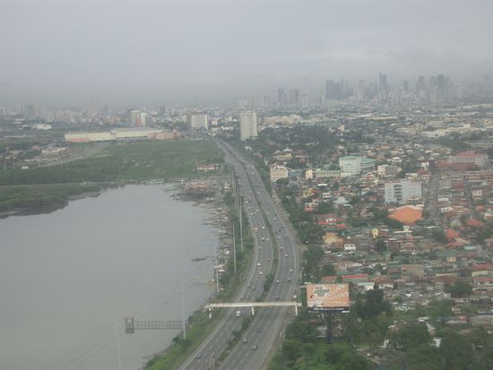 Die Kueste und der Highway der Stadt. Im Hintergrund die City mit der Skyline..