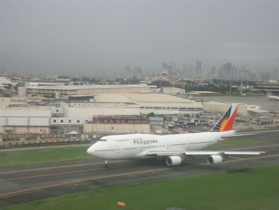 Auf dem Flughafen... welcher nicht immer puenktlich ist... im Hintergrund wiederum die Skyline..