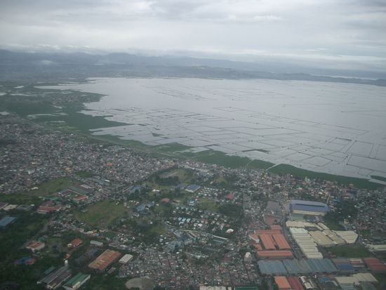 Viele Haeuser, und im Hintergrund die vielen Reisfelder der Manila`s...