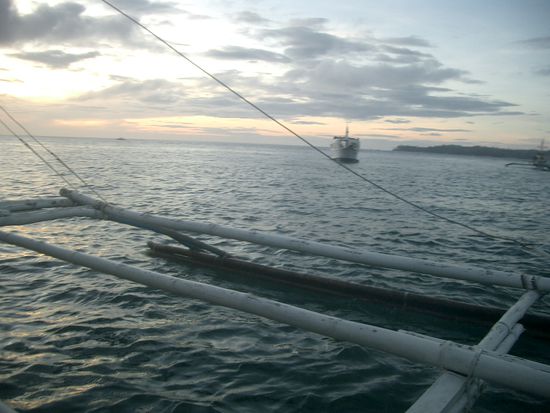 Dann endlich in Caticlan angekommen. Das war der Flughafen. Mit einer Catamaran fuhren wir ueber den Ozean nach Boracay...