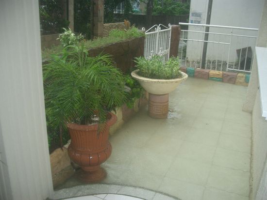 Wir mussten Sandsaecke an der Haustuer deponieren damit das Wasser nicht in unsere Anlage eindrung...