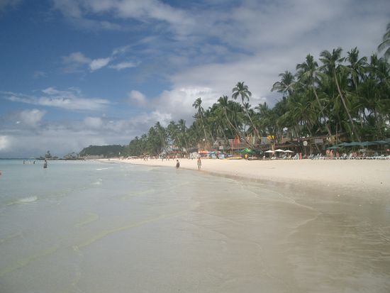 Der ultimative Strand, mit den Palmenwaeldern im Hintergrund und dem kristallklaren Wasser...
