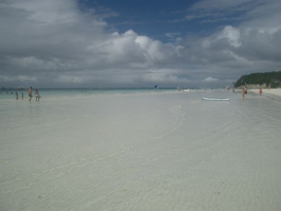 und hier nun das klare Wasser. Selbst x-Meter weit draussen kann man den Meeresboden noch sehen... Dazu der weisse Strand... einfach Traumhaft...