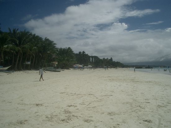 Die anderse Seite des Strandes... der Sand ist sehr fein... wirklich wie in einem Bilderbuch...