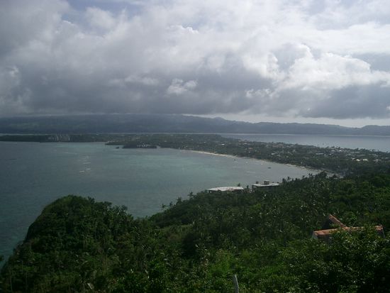 Leider einwenig bewoelkt... im Hintergrund die Insel Caticlan.. Hier landete ich mit dem Flugzeug...