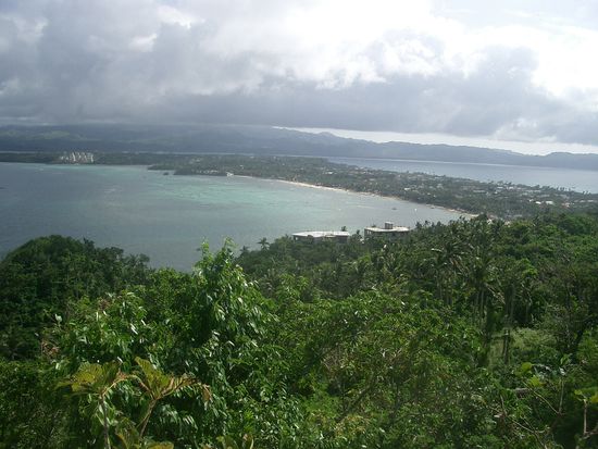 Wieder Boracay von oben. Diese Insel sieht aus wie ein Knochen. In der Mitte ist es nur eine kurze Strecke vom Einten zum anderen Ufer...