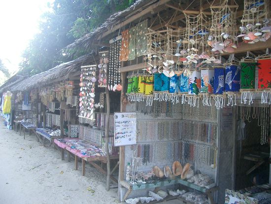 Und ueberall hat es solche Souvenierlaeden... Es scheint, hier werde ich wohl fuendig werden....