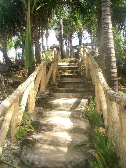 Die Treppe hinauf zur ersten Höhle...