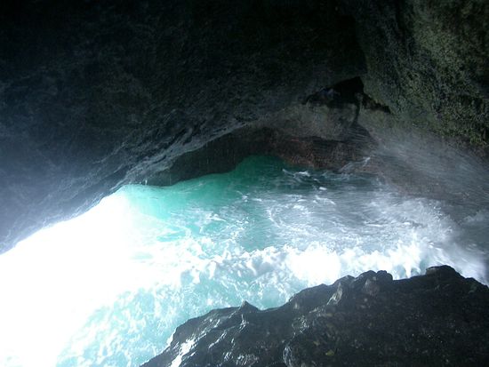 Unter der Insel peitscht das Wasser in die Höhle...